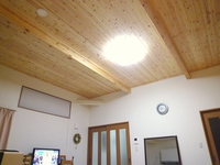 床、天井ともに無垢材を使用することで温かみのある空間になりました。
