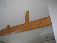 二階吹き抜け部分は梁を表すことによって、木のぬくもりが伝わってきます。