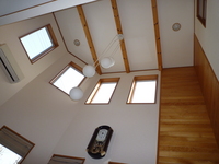 リビングは吹き抜けで開放感と上部につけた窓が室内に明るい光をもたらします。
