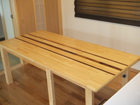 テーブルは収納された天板を組み立てることで、7～8人用に
広げることもできます。