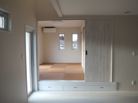 小上がりになった和室。床下は収納スペースとなっております。琉球畳も既製品ではなく、畳屋さんが織った本物の畳です。