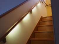 階段照明。明暗センサーで暗くなるとつきます。直接光を見ないので夜中に上り下りするときも階段照明をつけなくてすみます。